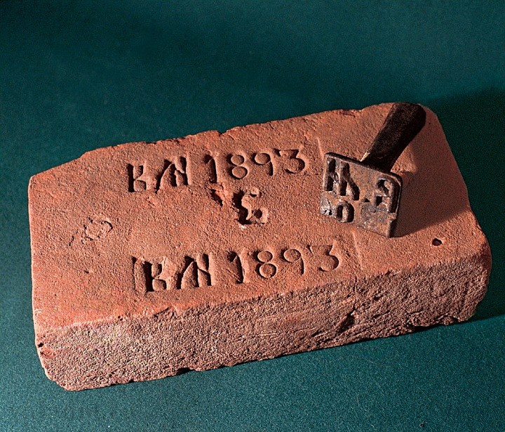 В XIX веке кирпич производился на заводе, устроенном братией Валаамского монастыря. Кирпичи маркировались датой изготовления. 1991 г.