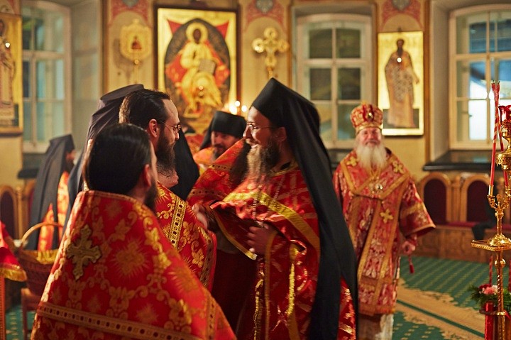 Пасхальная утреня, христосование в алтаре