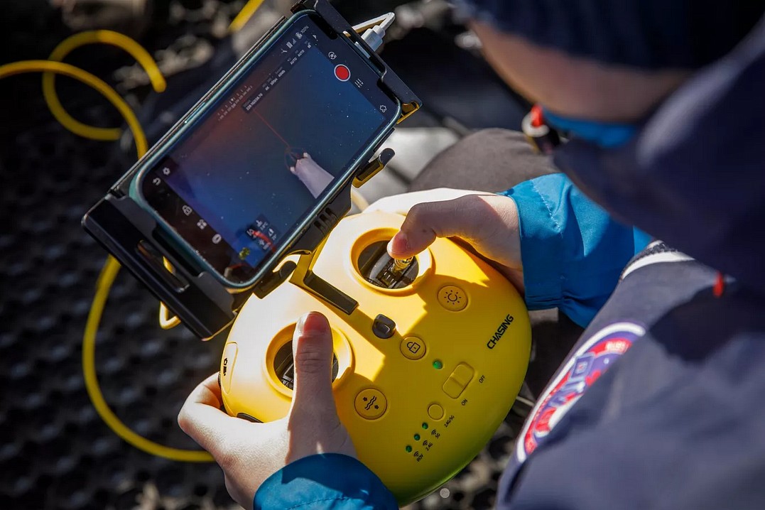 Оператор подводного телеуправляемого аппарата Николай Федотов исследует дно Ладожского озера на глубинах, превышающих возможности для погружений водолазов.