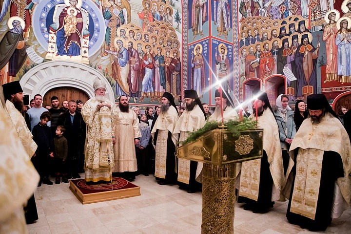 Надеемся, что в преддверии Светлого Воскресения Христова документальная запись Рождественского Всенощного бдения поможет всем ещё раз увидеть непреходящую красоту Православного богослужения.