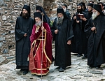 Геронда Григорий с братией на крестном ходу в монастыре