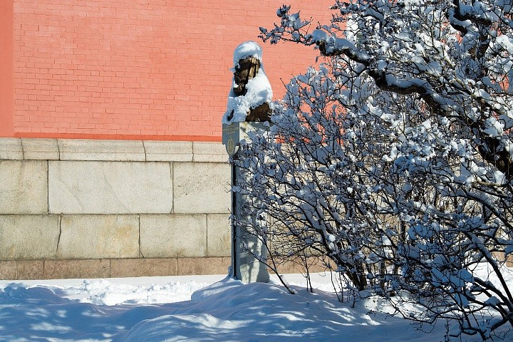 Монастырь и окрестности превратились в сказочный пейзаж, а насельники на минутку позабыли о времени самого строго в году поста и, любуясь снегом, вспоминали про призыв Господа быть “как дети”. (Мф. 18:3)