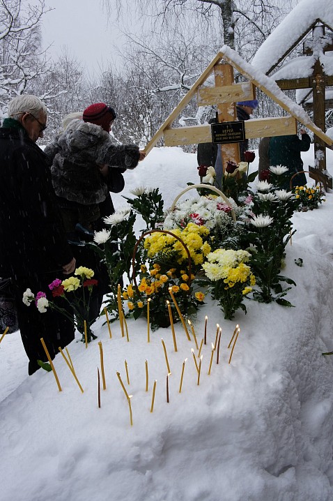 Могила иерея Михаила Ганешина у Внутовской Успенской церкви. 5 февраля 2011 г.