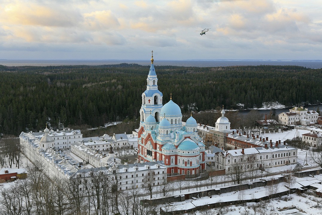 Вертолёт Вадима Базыкина над Валаамом. Фото Павла Козионова, 13 декабря 2005 года