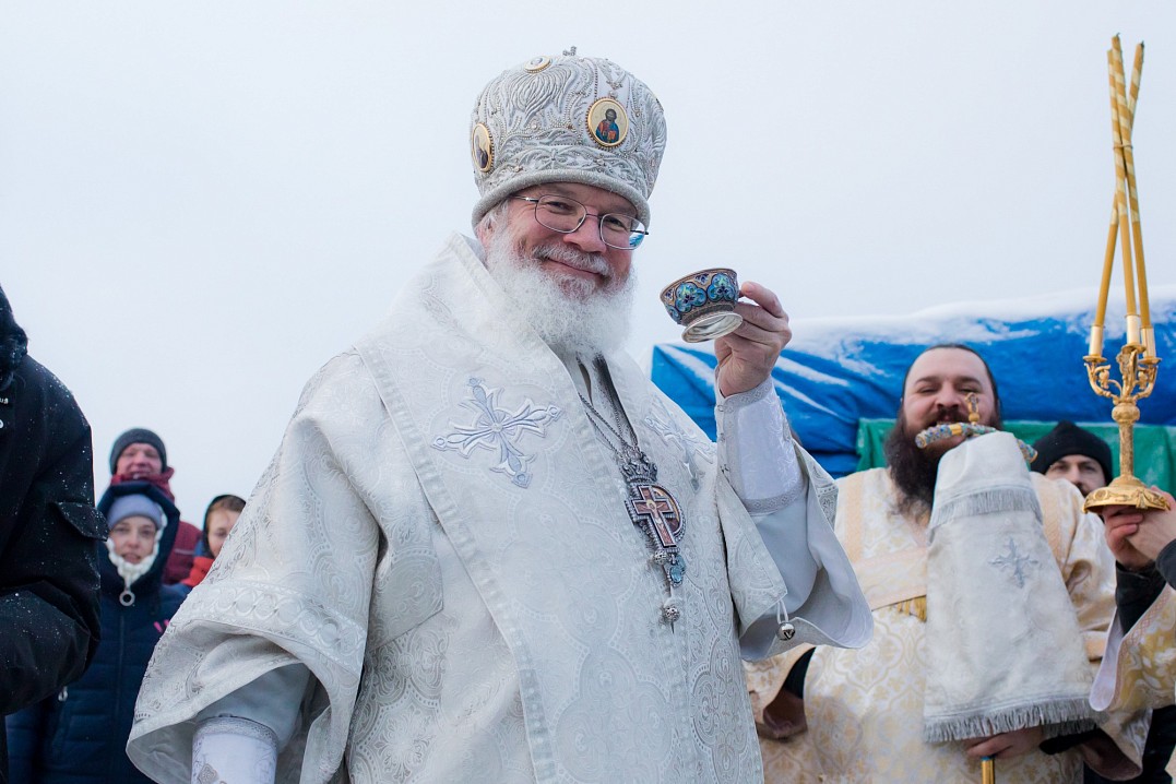 Эта освященная вода есть зримый знак присутствия Духа Святого в роде человеческом, в Церкви Христовой, — присутствия, которое стало возможным через рождение в мир Господа и Спасителя