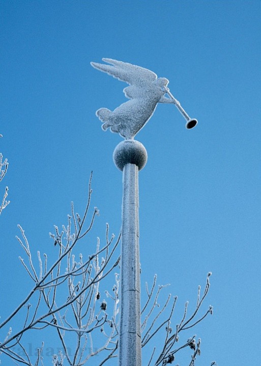 Ангел на башенке старого братского кладбища в морозный день. 2003 г.