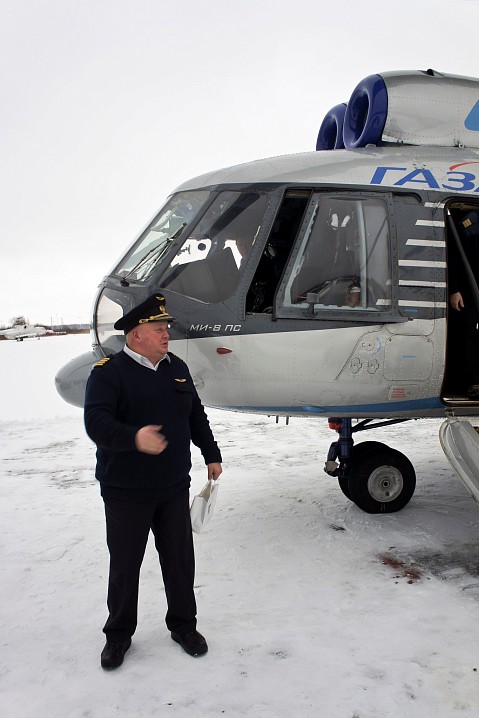 Вадим Базыкин у вертолёта. 12 января 2012 г.