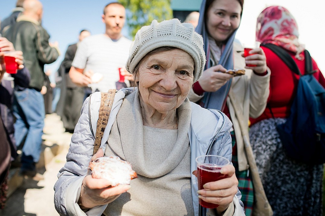 На многих островах в Ладожском озере, где были основаны скиты, также жили одни монахи. Трудники, паломники приезжали сюда, строили, работали, помогали, молились, но все это происходило по Уставу, который определял монастырь.