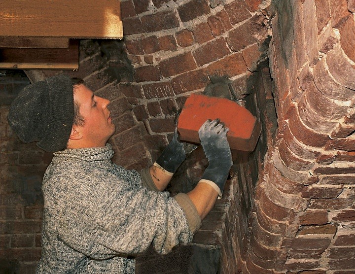 Вычинка кирпичной кладки в сводах Спасо-Преображенского собора. 2003 г.