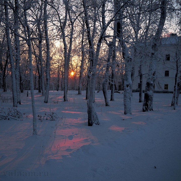 Зимний вечер на главной усадьбе обители. 2003 г.
