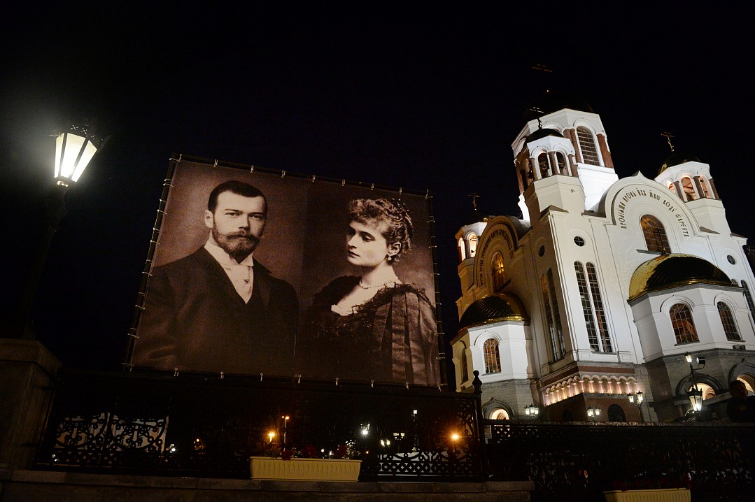 Патриарший визит в Екатеринбургскую митрополию. Божественная Литургия в сотую годовщину расстрела Царской семьи на площади перед Храмом на Крови в Екатеринбурге. Фото: Олег Варов.