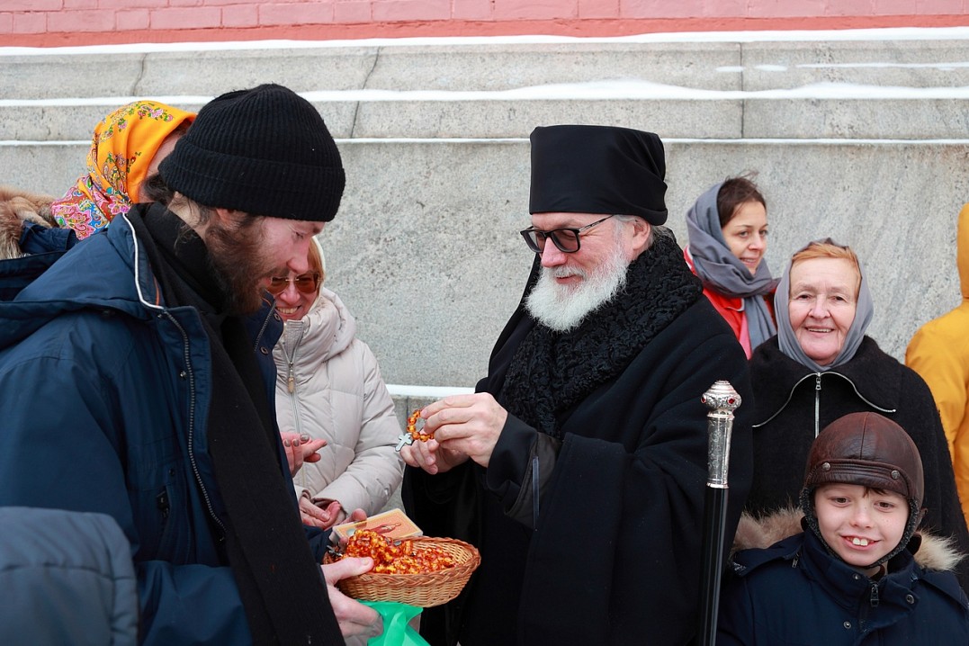 Владыка дарит паломникам знаменитые четки отца Мефодия
