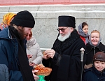 Владыка дарит паломникам знаменитые четки отца Мефодия