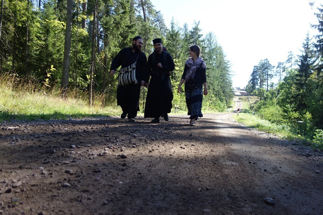 отец Мануил, Николай и его родная сестра Вера, 2015 год. Фото М. Ю. Богачёва.