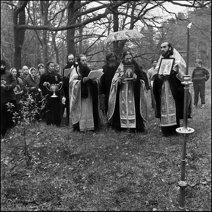 Молебен во время крестного хода на скит Всех Святых у могилы преподобного Антипы Валаамского. Фото Сергея Компанийченко. 2 июня 1991 года.