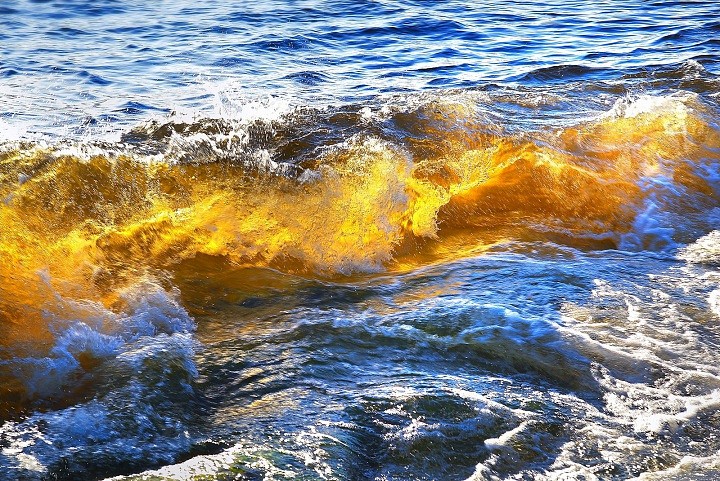 Волны на закате