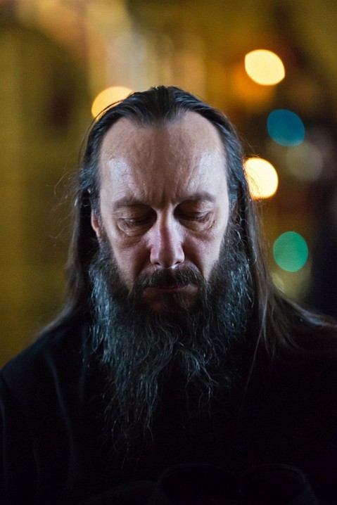 Тем, кто по наивности думает, что достаточно явиться в монастырь, широко улыбнуться и вдохновенно произнести “Я приехал, стригите меня в монахи!”, стоит знать, что решение о постриге принимается спустя несколько лет проживания в монастыре, где каждый из в