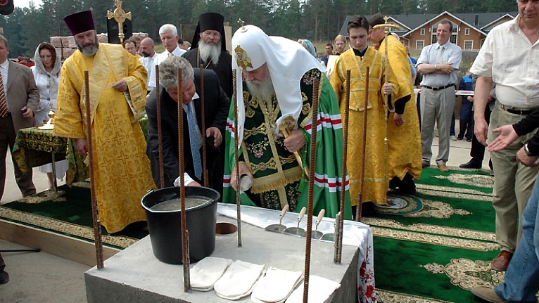 Патриарх Алексий II совершил чин освящения закладного камня в основание храма во имя равноапостольного князя Владимира в Свято-Владимирском скиту