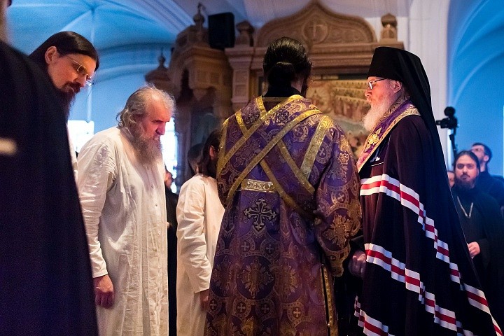  Затем следует ряд вопросов, отвечая на которые, постригаемый произносит три основных обета монашества: целомудрия, нестяжания и послушания.