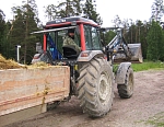 Valtra до сих пор добросовестно трудится на валаамских полях. На фото 2006 год