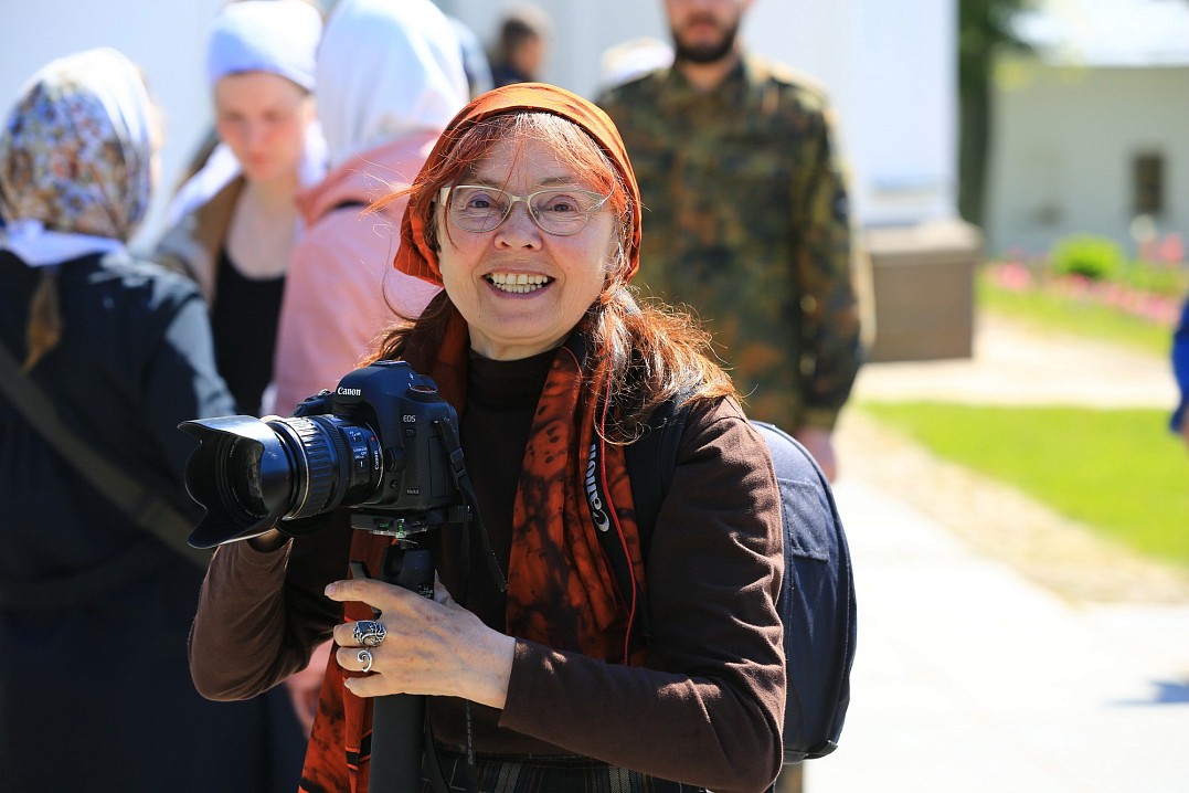 Уважаемые любители фото-, кино- и видеосъёмки! Лучше получить на это благословение благочинного монастыря, а от съёмки монашествующих и духовенства воздержаться.