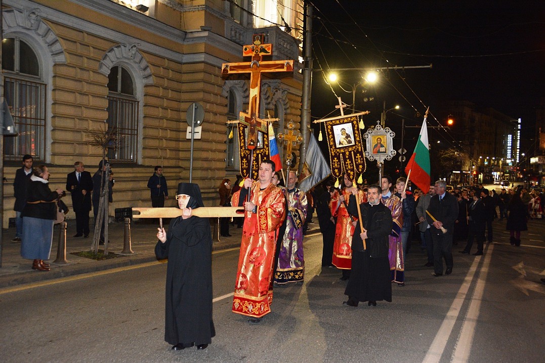 Крестный ход от Подворья Патриарха Московского и всея Руси в Софии к Патриаршему собору св. Александра Невского 25.02.2016 г.
