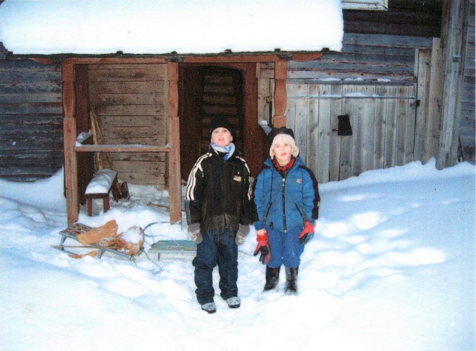 Юра и Тима у нашего дома в Ножкино. Зима 2004-05 г.