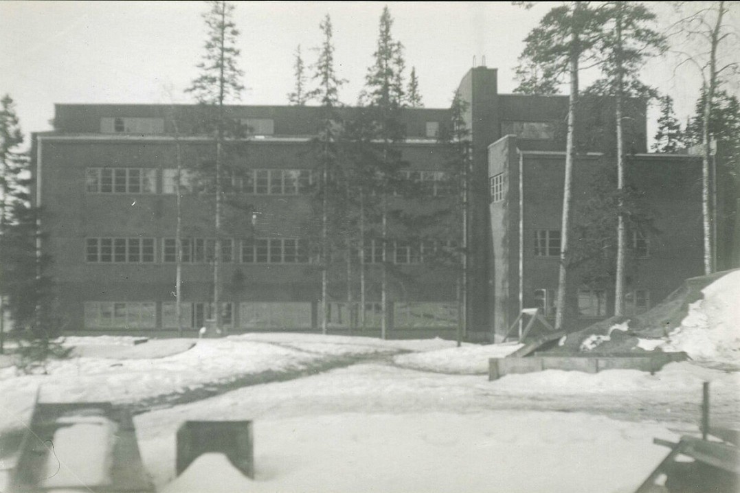 Современная казарма, рассчитанная на сто человек со спальнями, кафе, комнатами для отдыха и обучения, а также офицерским клубом с бильярдом и баром