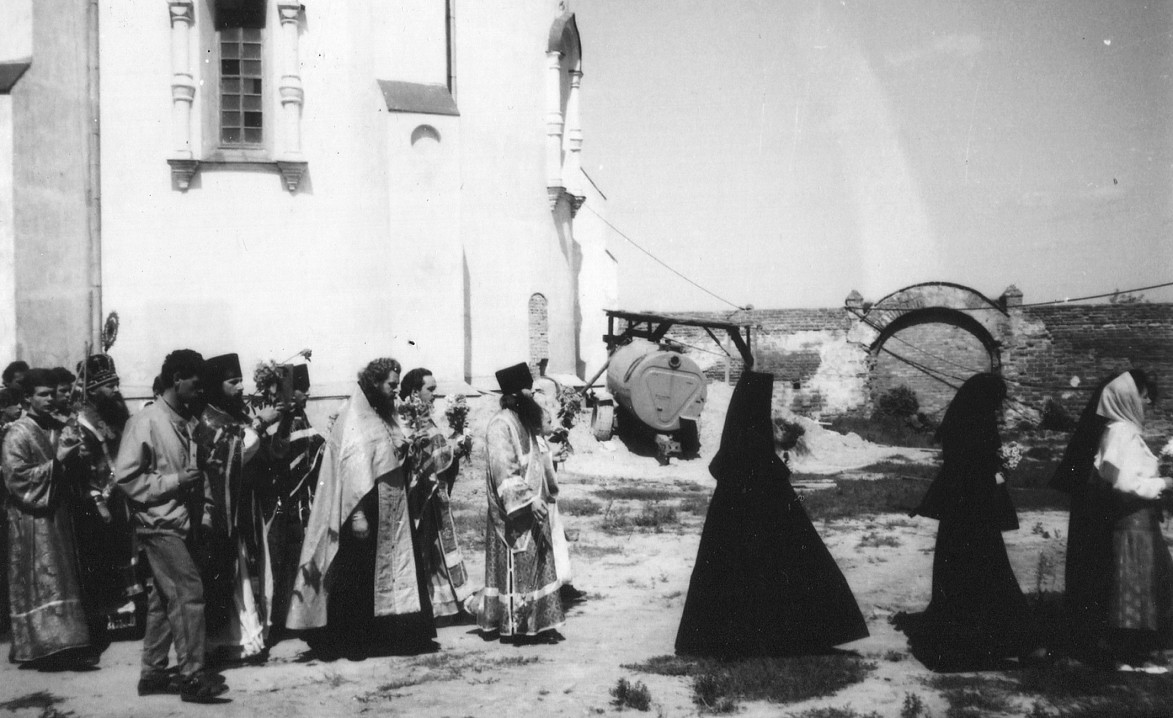 В первые годы возрождения Зимненского монастыря.