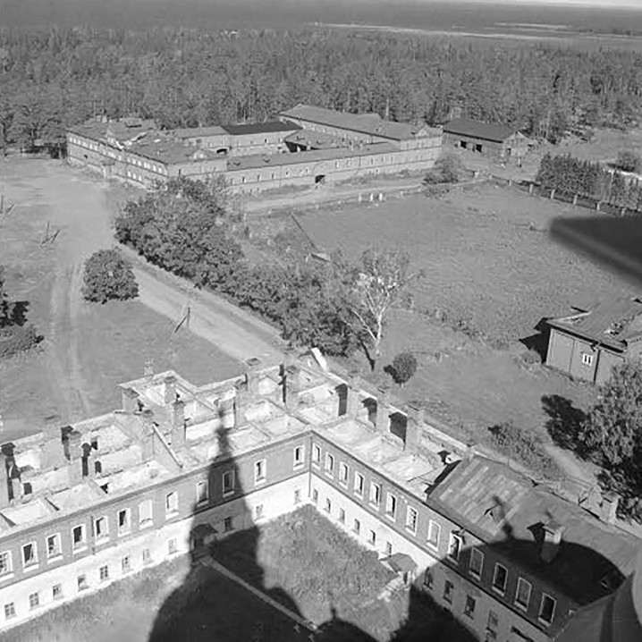 Сгоревший второй этаж над бывшей монастырской библиотекой. Фото 1942 г.