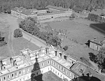 Сгоревший второй этаж над бывшей монастырской библиотекой. Фото 1942 г.