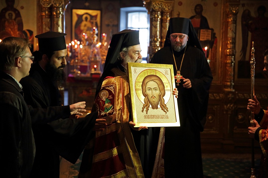 Христос воскресе! Для нас большая радость, что сейчас мы находимся среди вас в праздничный пасхальный период. Благодать святого Гроба Господня привела нас в освященную кровью тысяч мучеников Русскую землю.