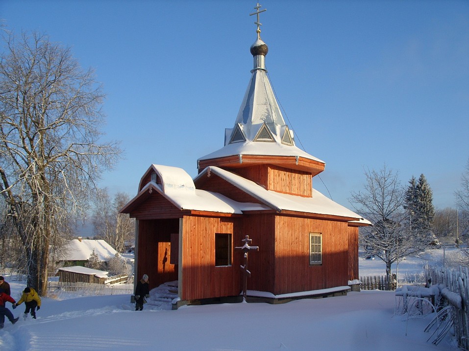 Церковь пророка Илии в Ножкино. Деньги, которые выиграли мы с Юрием и Ириной Чудиновских в благотворительной игре, пошли на её строительство. Фото 2009 г.