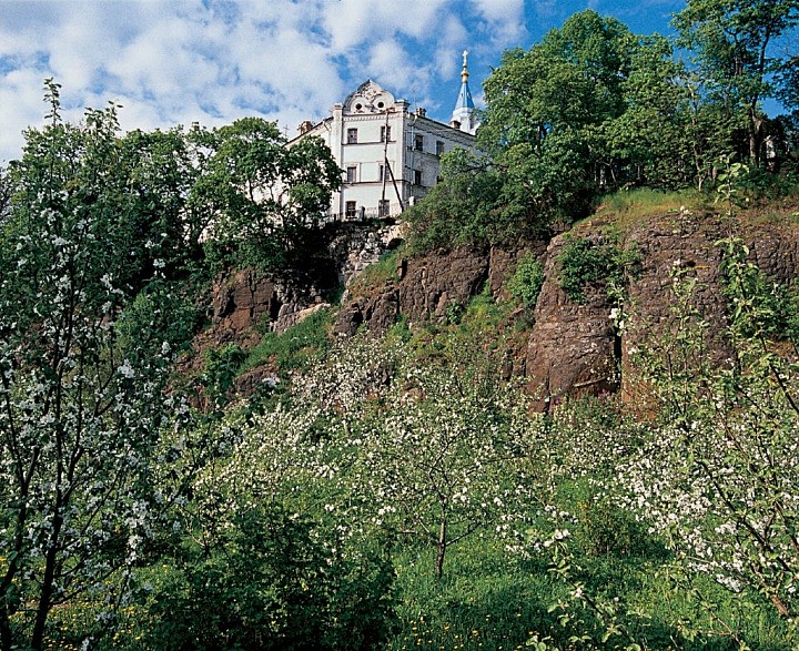 У скал Монастырской бухты расположен Нижний сад обители. 2002 г.