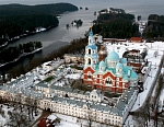 Монастырь с птичьего полета, зима.