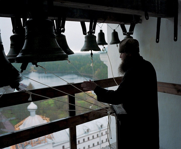 Отец Савватий на колокольне. 2002 г.