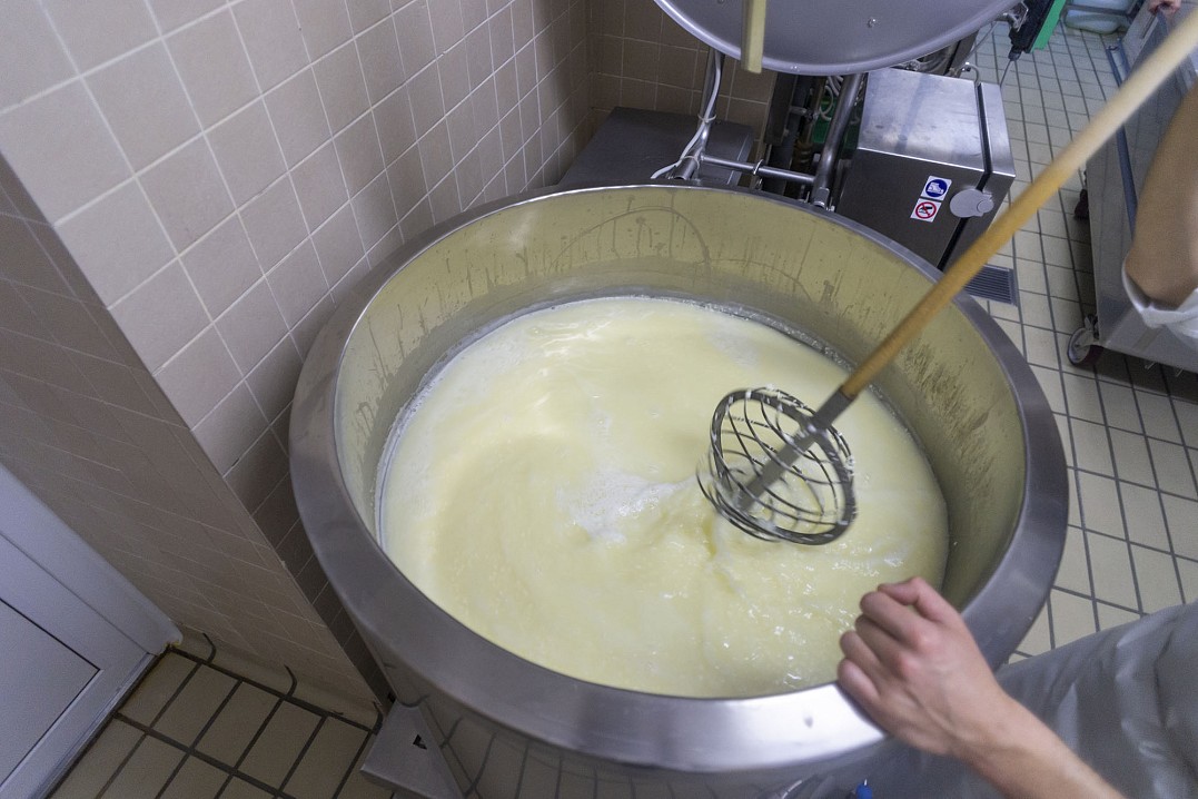 Массу в чане необходимо регулярно перемешивать.