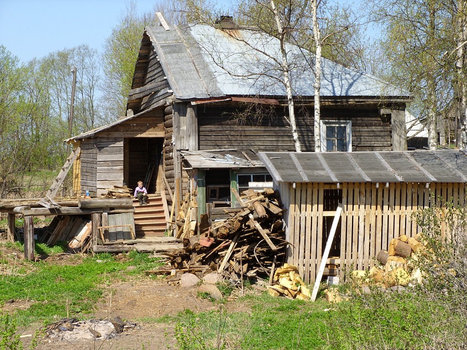 Герман на крыльце дома, где раньше жил архимандрит Иосиф (Софронов). 4 мая 2008 г.