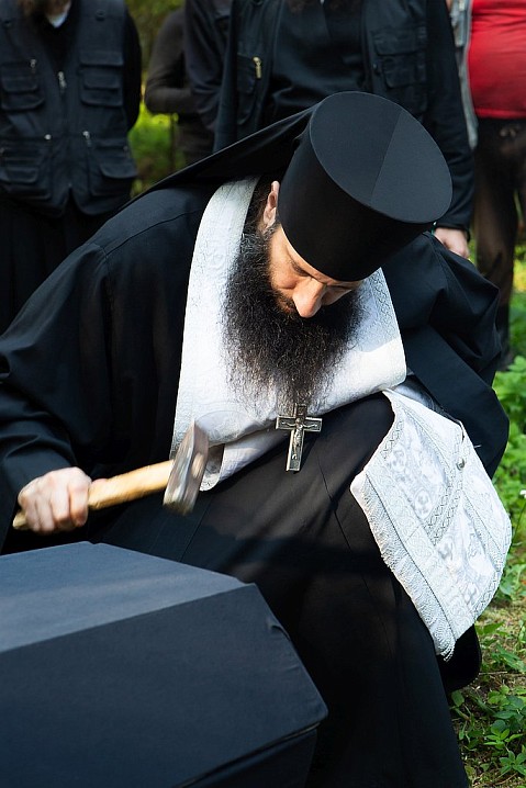 Духовнии мои братие и спостницы, не забудите мене, егда молитеся, но зряще мой гроб, поминайте мою любовь, и молите Христа, да учинит дух мой с праведными.