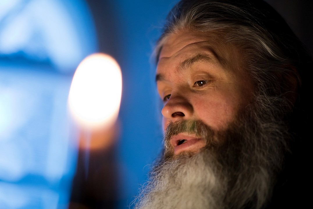 В Валаамском монастыре особо относятся к главному монашескому деланию - молитве. Кроме общего богослужебного круга в монастыре совершаются требы: поются молебны, совершаются панихиды, читаются акафисты, а главное, читается Неусыпаемая Псалтирь. 