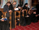 Чтение синодиков (братия поминает о здравии и за упокой).