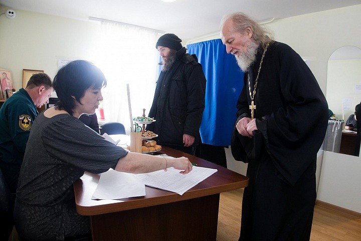 Для членов избирательной комиссии, которые являются прихожанами монастырского собора, в этот день необычно называть священников и монахов мирскими именами, из паспортов узнавать о существовании у них фамилии, мирских имен с отчеством.