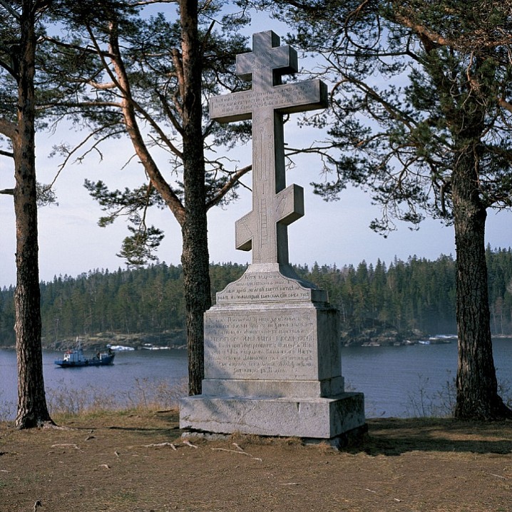 Поклонный крест у пристани. 2002 г.