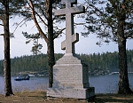 Поклонный крест у пристани. 2002 г.