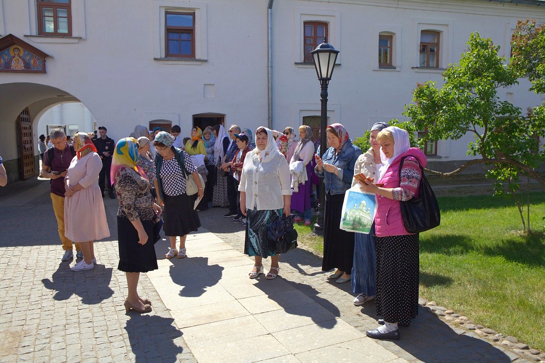 Лучше всего быть в юбках и с покрытой головой.