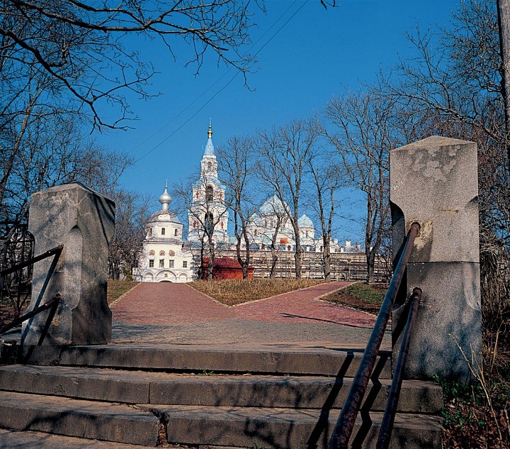 Фрагмент гранитной лестницы, ведущей к монастырю. 2002 г.