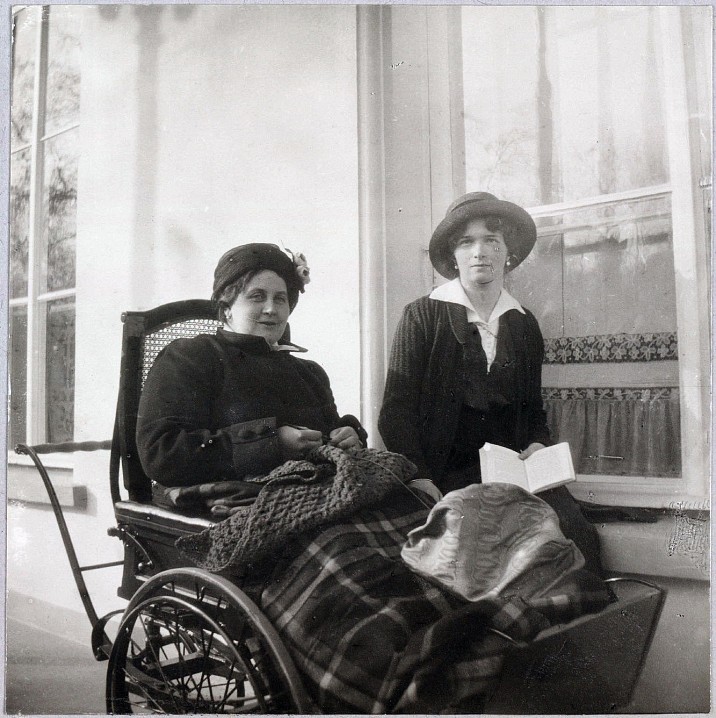 «Куда ни посмотрю, всюду вижу предательство», — жаловался царь Анне Вырубовой (в кресле); справа — великая княжна Ольга Николаевна, 1915–1916. Фото: Beinecke Rare Book and Manuscript Library, Yale University, Romanov Family Album.