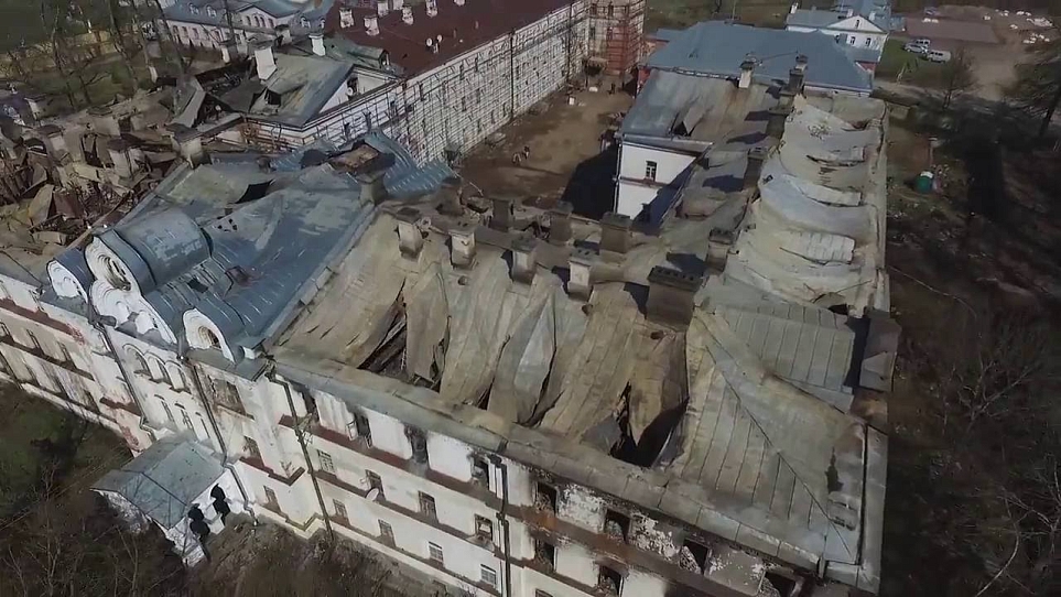 Зимняя гостиница после пожара
