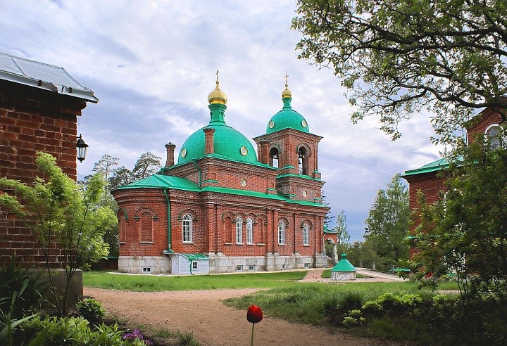 Вид на храм Воскресенского скита