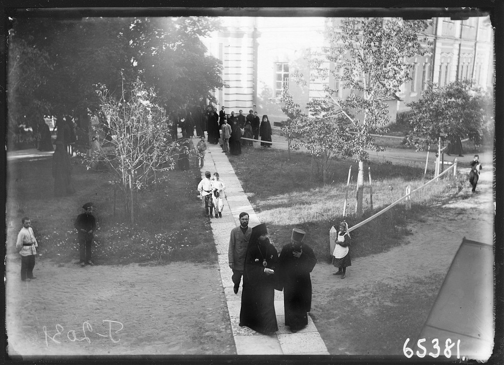 Митрополит Антоний (Вадковский) и архимандрит Пимен (Гаврилов) в Коневском монастыре. Фото конца XIX века.